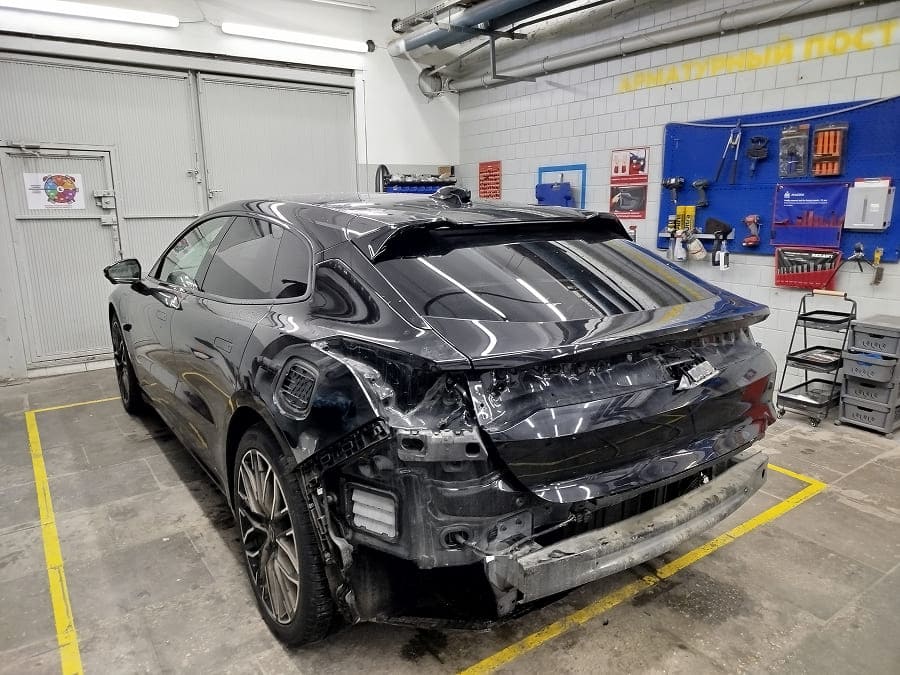 Автомобиль перед арматурными работами Автомобиль перед арматурными работами