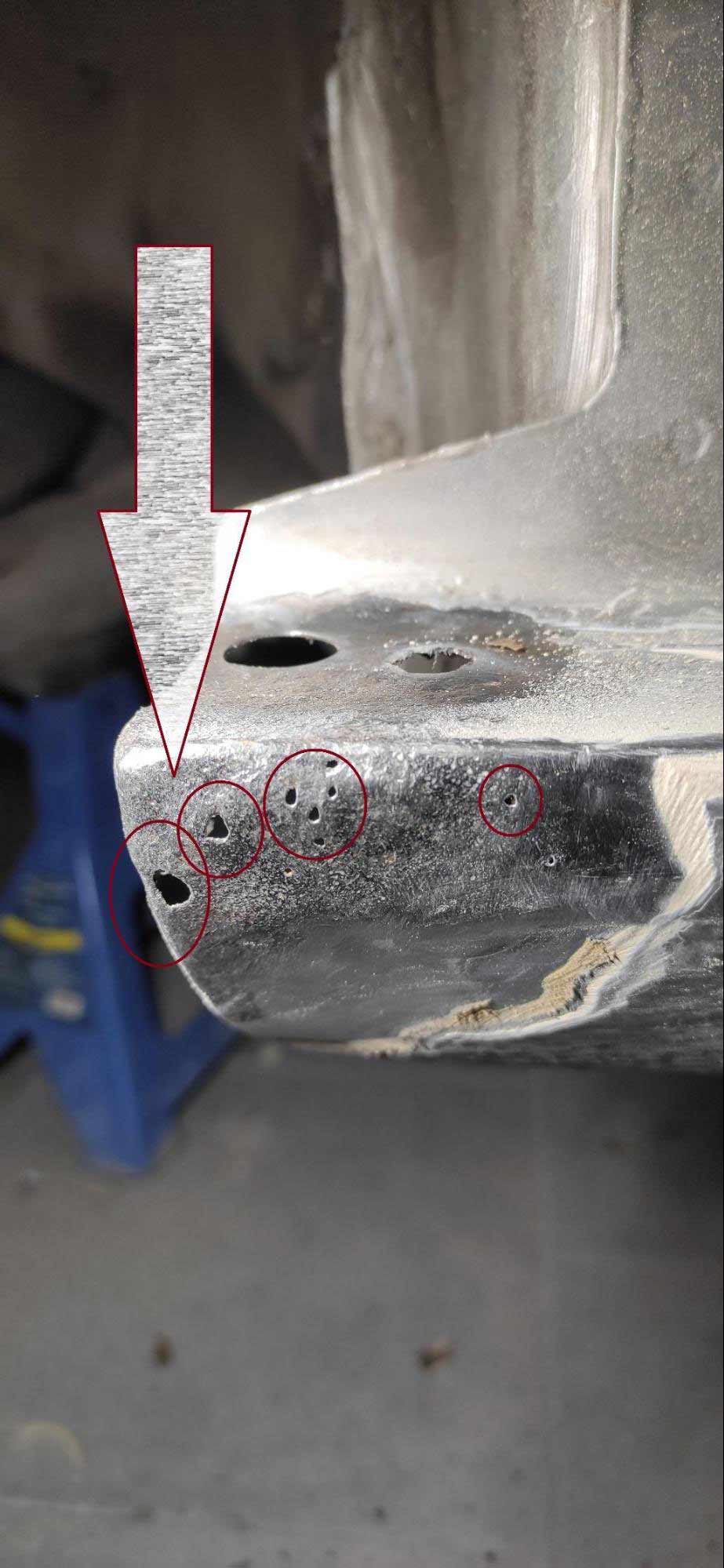 Глубокая коррозия рытвины и отверстия