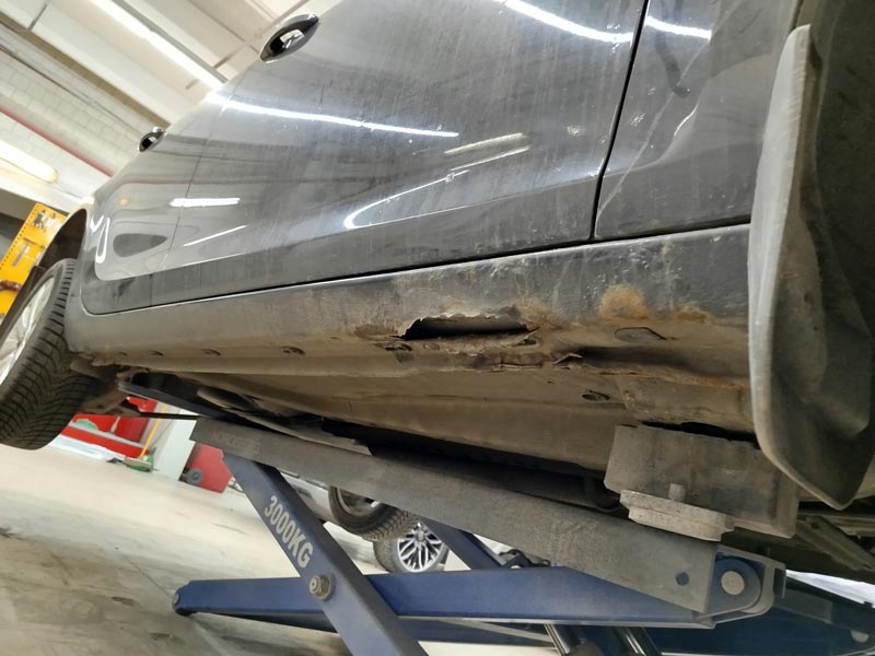 Обработка антигравием для защиты порогов автомобиля Обработка антигравием для защиты порогов автомобиля